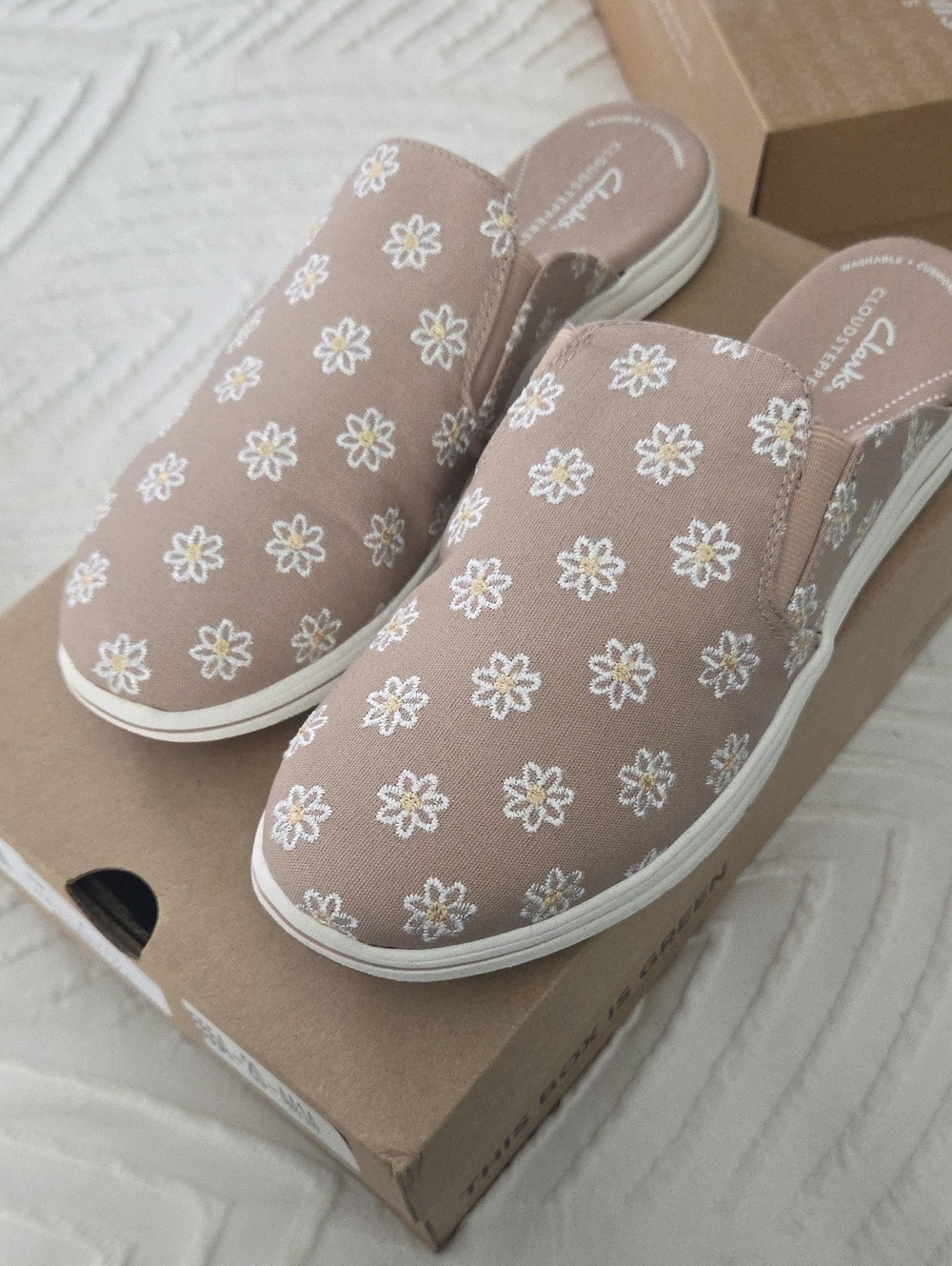 Clarks Women's Tan Daisy Slip-On Mules